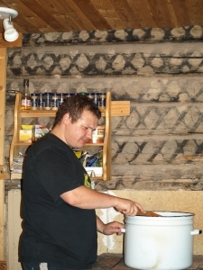 ivo Iti blogist: Minu köögis keetis igatahes Tigu kokk uhket ja erilist tomatisuppi! No küll mu köök alles lõhnas, isegi kala Evi käis köögis üle kaemas kõike :) Mu köök oli täis nii põnevat kraami, millesarnast polnud ma ei näinud ega kuulnud. Äge!