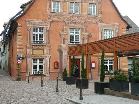 Restoran YYS- tärnitud. kodukas: http://www.jean-yves-schillinger.com/restaurant-jys-colmar.htmlVäga kaunis ja suurtest akendest nägi poisse köögis töötamas ja tekkis täiesti huvi sisse astuda. aga...no nagu bussiga oleks lähedalolevast vanadekodust kliente toodud. Mulle muide meeldib kui eakad inimesed väljas käivad, aga seekord tundus, et tegemist oli grupi külastusega ja see peletas eemale.