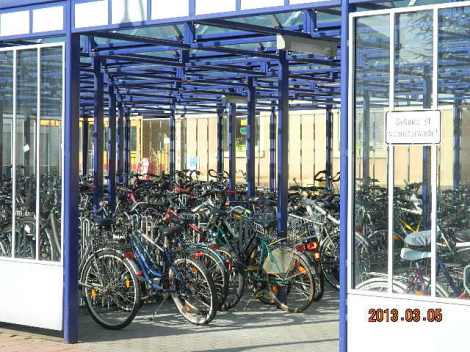 See on raudteejaama jalgratta parkla. Meie külas ei pane inimesed isegi jalgrattale lukku peale kui rongi peale lähevad ja jätavad ratta parklasse