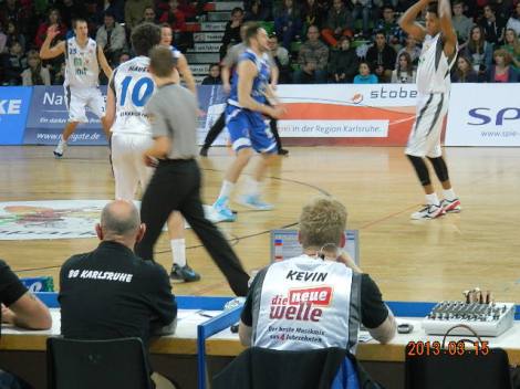 Kevin neue Wellest.kes mägu kommenteeris, istus restoas meiega ühes lauas. Tema vabandas, et oskab inglise keelt ainult siis kui purjus on :)