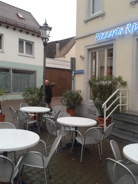 Kohvik Riveira on kohalike lemmik. Minu pilt on tehtud märtsis, on veel külm. Preagu on juba terrassile raske kohta leida, et klaasikest proseccot juua,