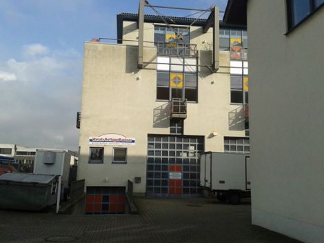 Kuna tegemist iväikest viisi tootmisega, siis tootmishoone on ikka võimas- lausa vabrik